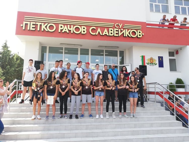 „Славейков“ посрещна два отбора медалисти от републиканските финали