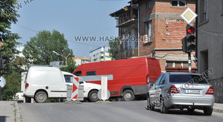 Затвориха "Дунав" заради ВиК аварията, трафик по близките улици в Хасково