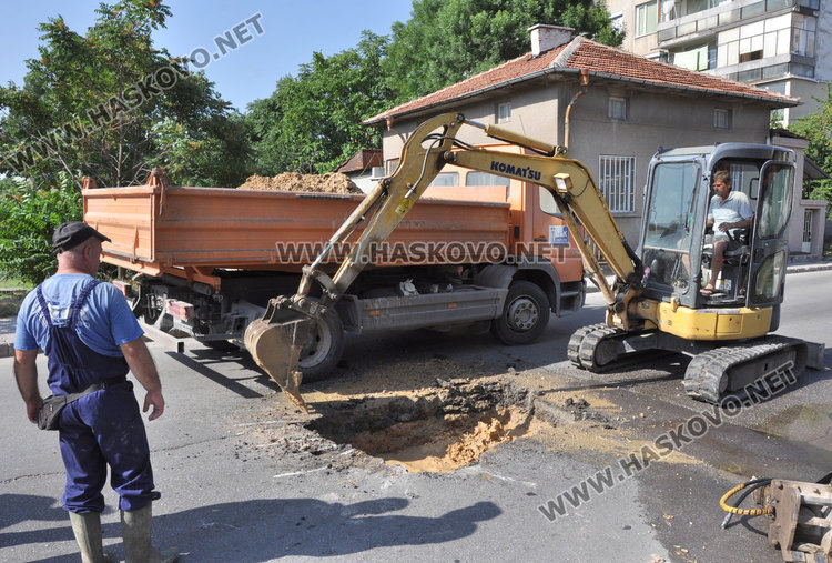Затвориха "Дунав" заради ВиК аварията, трафик по близките улици в Хасково