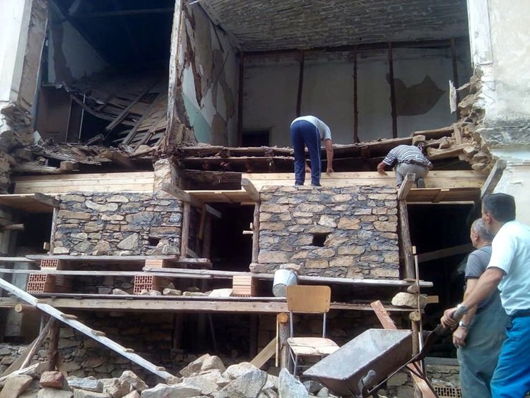 Работата по ремонта на старото училище вече тече с пълна сила