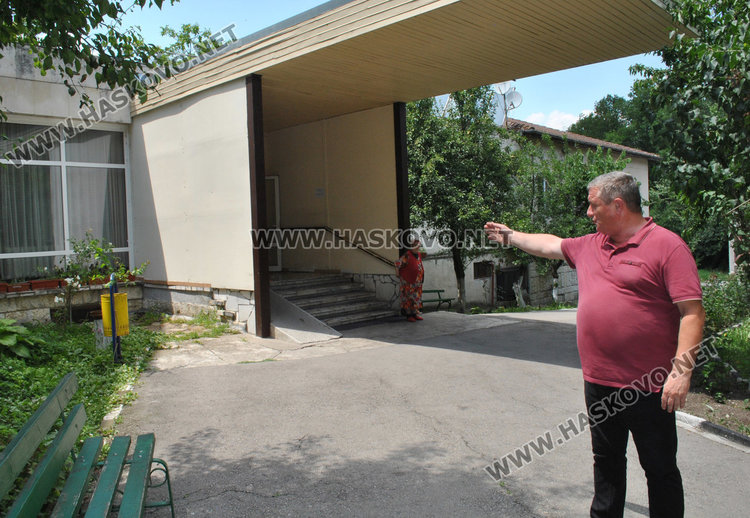 Вляво от централния вход ще е новата рампа, показва директорът Пламен Кузманов