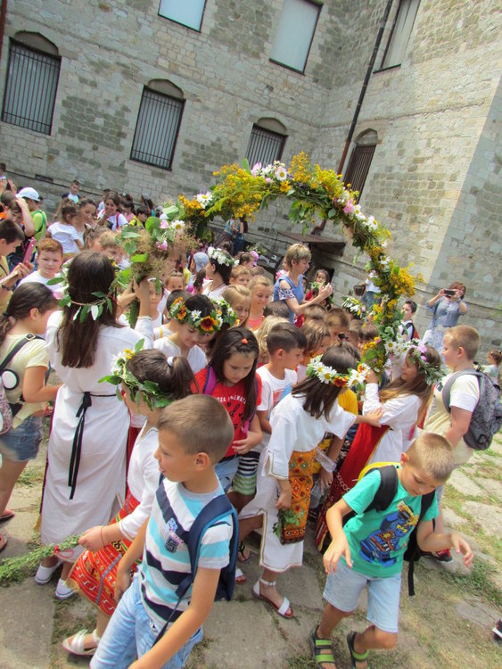                                                      Над 100 деца празнуваха Еньовден в музея