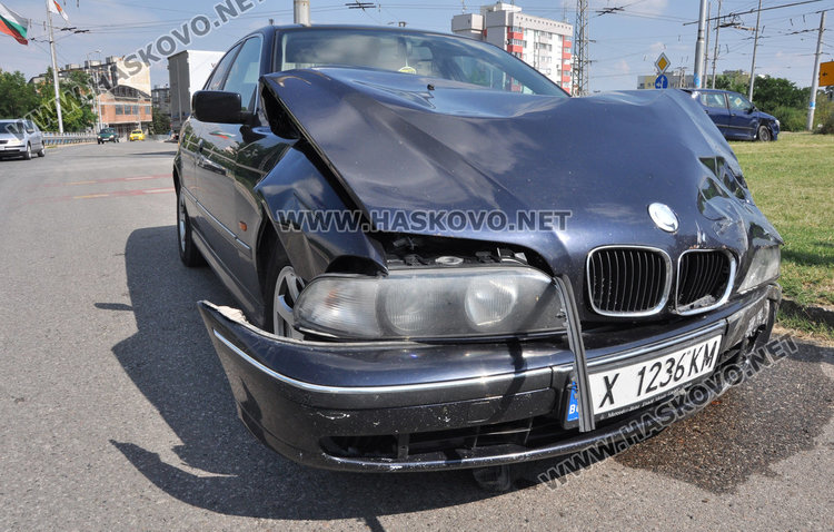 Шкода се заби в БМВ на детелината в „Орфей“ и паркира в градинка