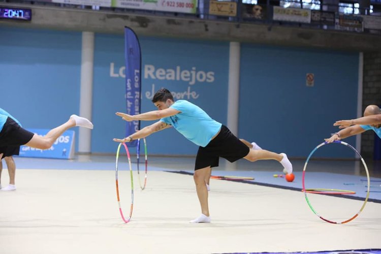 Татковци играят съчетание с обръчи на финалите в подкрепа на децата си (видео)