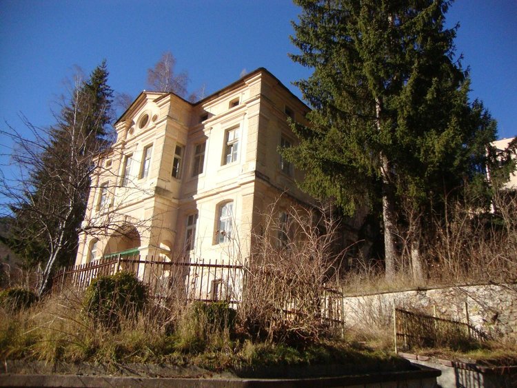 Старото училище в Петково, красива сграда от началото на 20 век и е построено без нито лев от държавата 