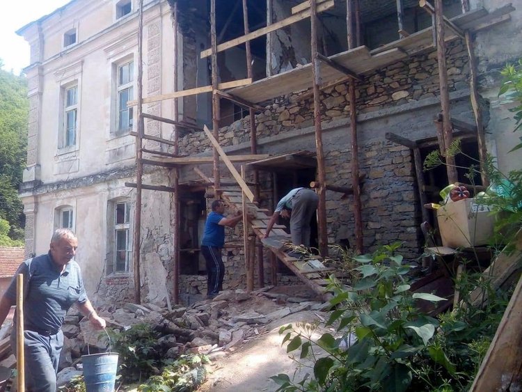 Местните хора се надяват, че до края на лятото първият етап от възстановителните работи ще приключи