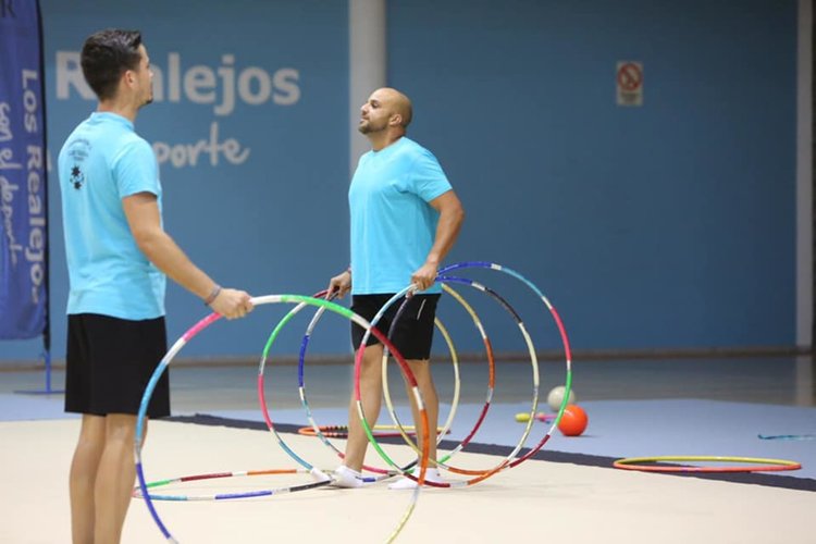 Татковци играят съчетание с обръчи на финалите в подкрепа на децата си (видео)