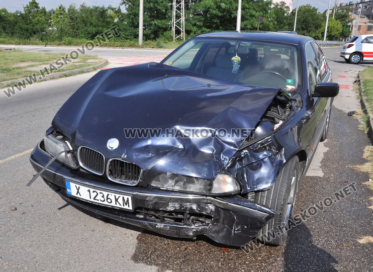 Шкода се заби в БМВ на детелината в „Орфей“ и паркира в градинка