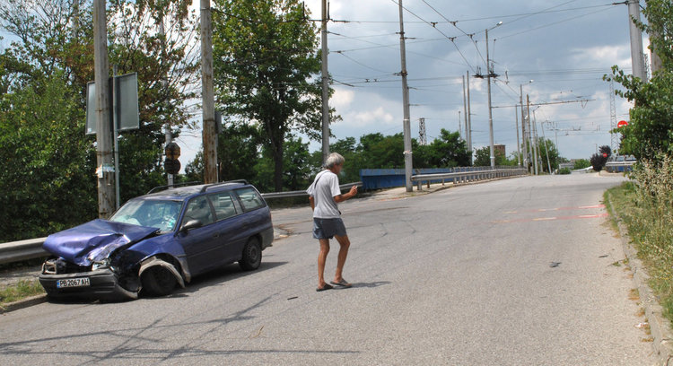 Опел катастрофира на детелината в Орфей