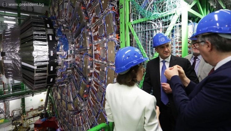 Президентът Радев на среща с българските специалисти в ЦЕРН
