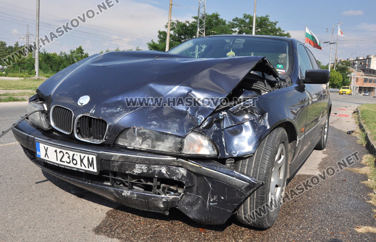 Шкода се заби в БМВ на детелината в „Орфей“ и паркира в градинка