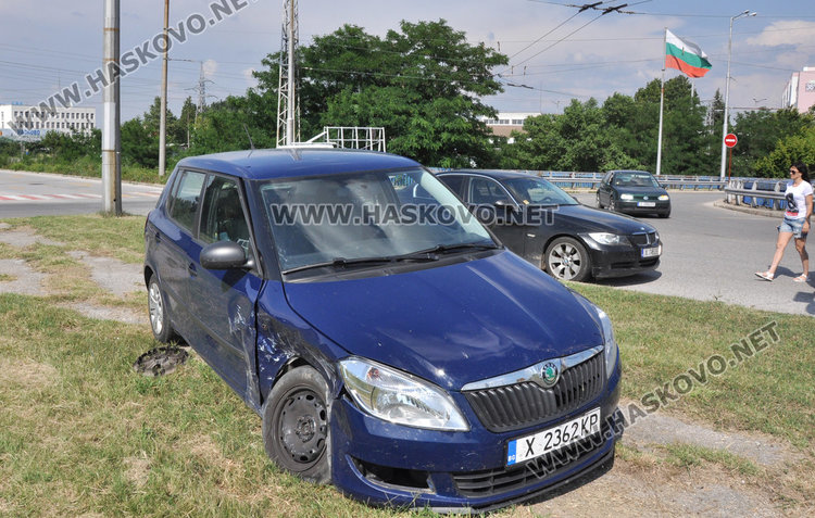 Шкода се заби в БМВ на детелината в „Орфей“ и паркира в градинка