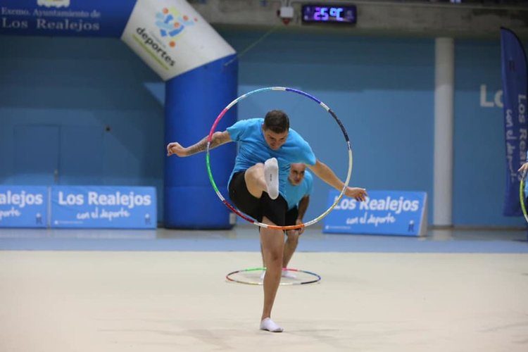 Татковци играят съчетание с обръчи на финалите в подкрепа на децата си (видео)