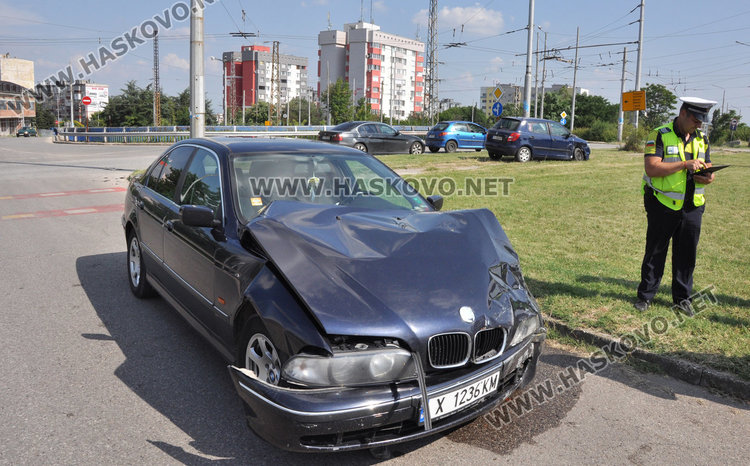 Шкода се заби в БМВ на детелината в „Орфей“ и паркира в градинка