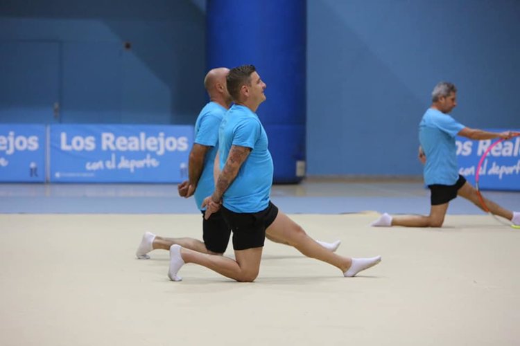 Татковци играят съчетание с обръчи на финалите в подкрепа на децата си (видео)