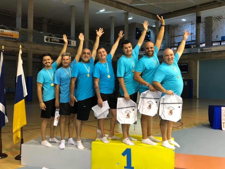 Татковци играят съчетание с обръчи на финалите в подкрепа на децата си (видео)