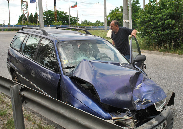 Опел катастрофира на детелината в Орфей