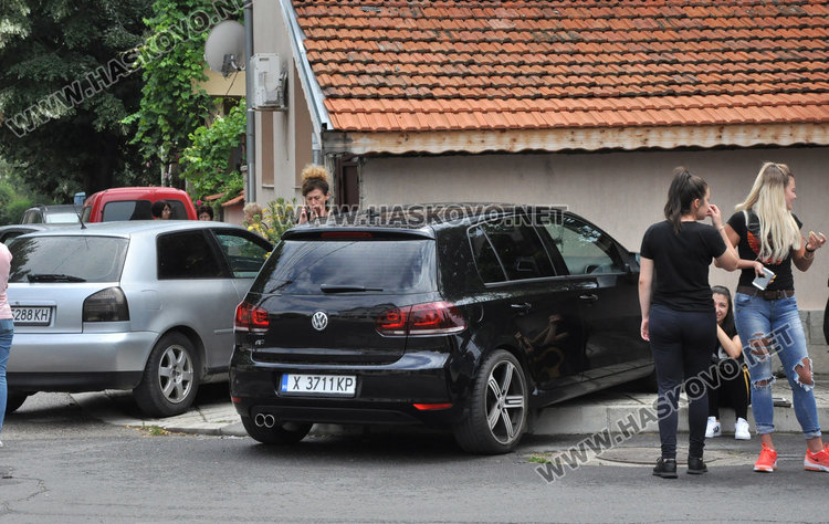 Отнето предимство прати две коли в къща