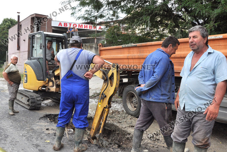 ВиК разкопа улицата зад СБА, спряха водата в района