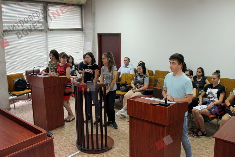 Осъдиха две непълнолетни момичета от ПМГ „Иван Вазов“ за хулиганство, после ги наградиха