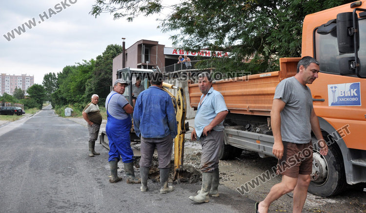 ВиК разкопа улицата зад СБА, спряха водата в района