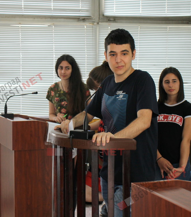 Осъдиха две непълнолетни момичета от ПМГ „Иван Вазов“ за хулиганство, после ги наградиха