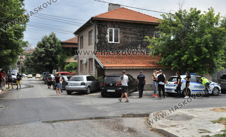 Отнето предимство прати две коли в къща