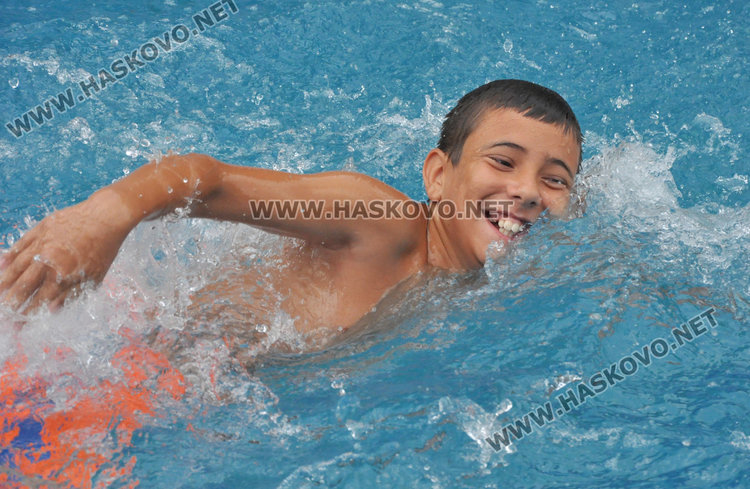 70 деца плуваха, за да покажат, че имат алтернатива пред дрогата