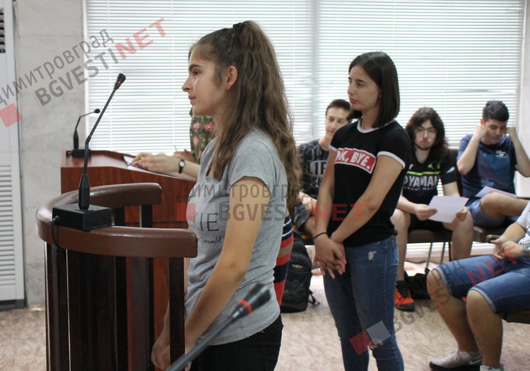 Осъдиха две непълнолетни момичета от ПМГ „Иван Вазов“ за хулиганство, после ги наградиха