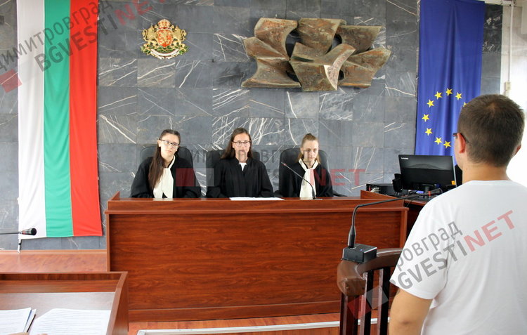 Осъдиха две непълнолетни момичета от ПМГ „Иван Вазов“ за хулиганство, после ги наградиха