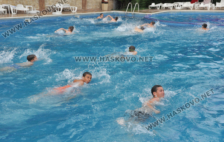 70 деца плуваха, за да покажат, че имат алтернатива пред дрогата