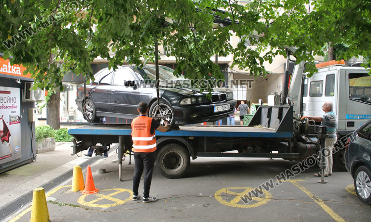 Наглец с БМВ паркира на забранено с маркировка и конуси