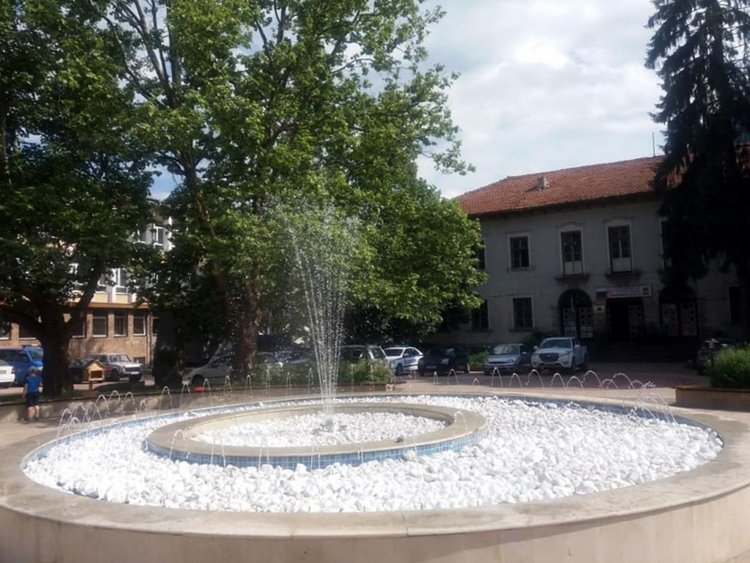 Пуснаха шадравана на Стария център, вече няма да има боклуци и невръстни "плувци"