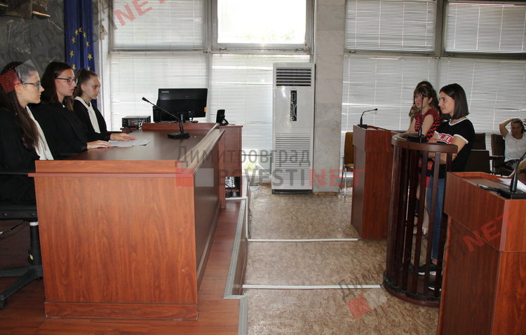 Осъдиха две непълнолетни момичета от ПМГ „Иван Вазов“ за хулиганство, после ги наградиха