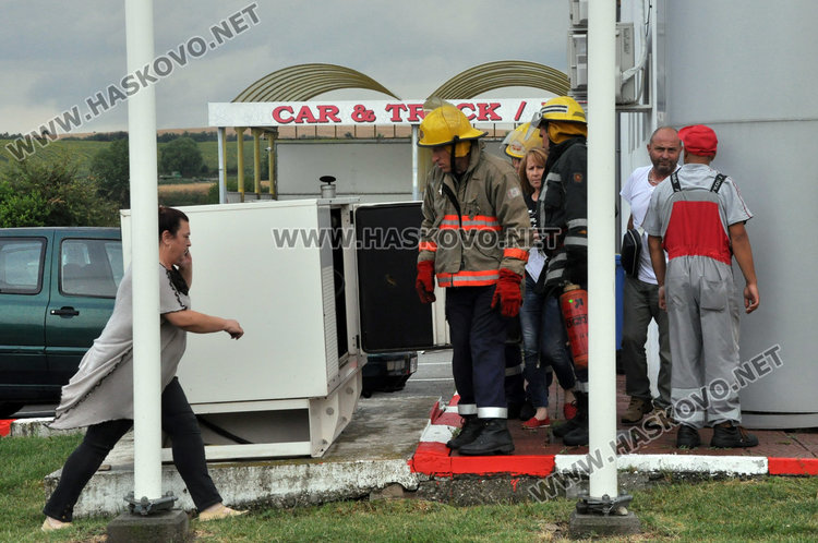 Мълния удари електричеството до бензиностанция в Хасково