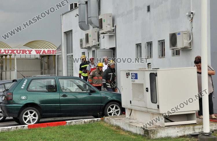 Мълния удари електричеството до бензиностанция в Хасково