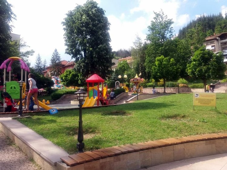 Пуснаха шадравана на Стария център, вече няма да има боклуци и невръстни "плувци"