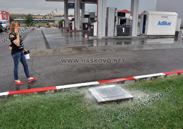 Мълния удари електричеството до бензиностанция в Хасково
