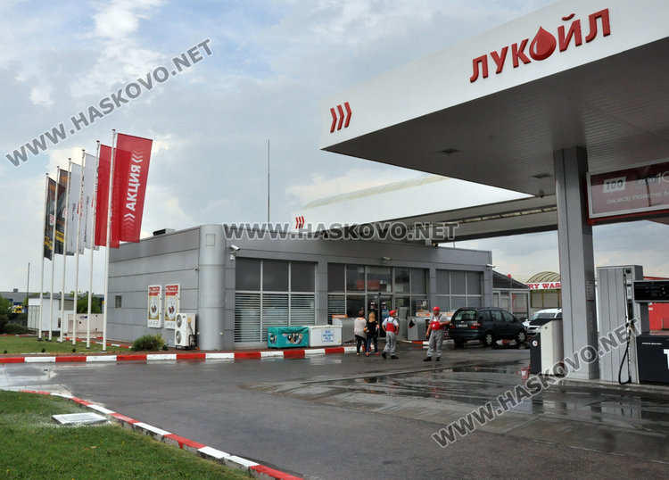 Мълния удари електричеството до бензиностанция в Хасково