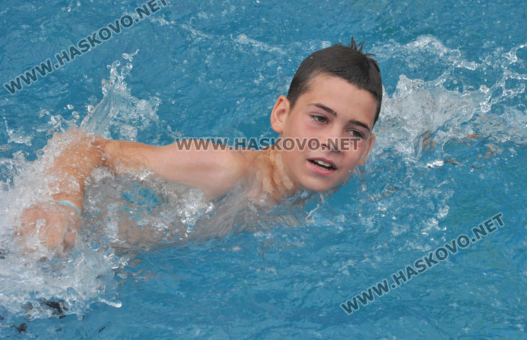 70 деца плуваха, за да покажат, че имат алтернатива пред дрогата