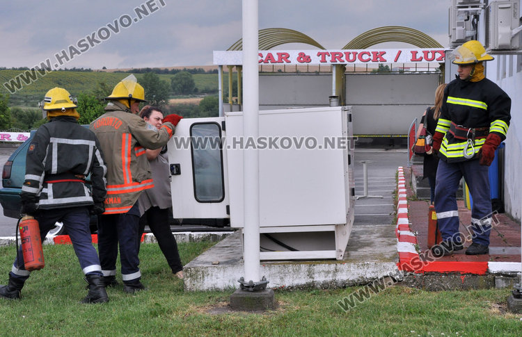 Мълния удари електричеството до бензиностанция в Хасково