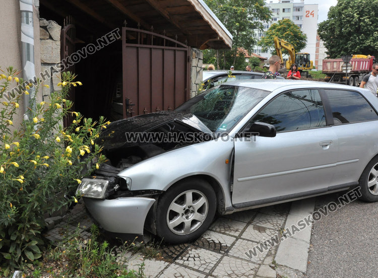 Отнето предимство прати две коли в къща