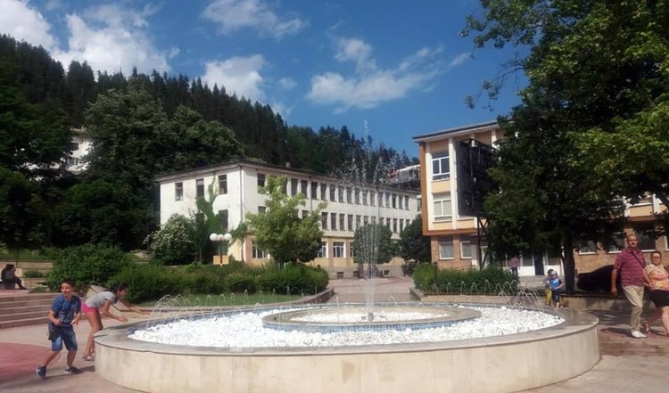 Пуснаха шадравана на Стария център, вече няма да има боклуци и невръстни "плувци"