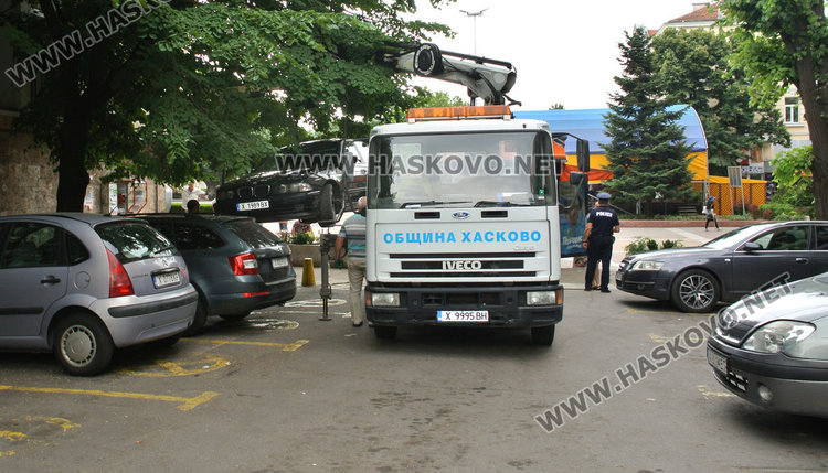 Наглец с БМВ паркира на забранено с маркировка и конуси