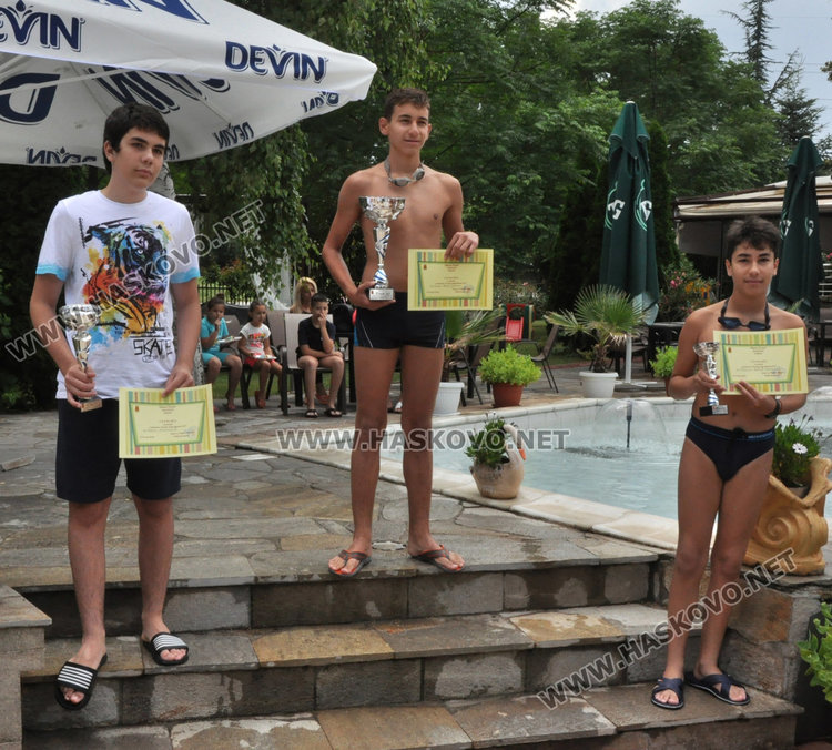 70 деца плуваха, за да покажат, че имат алтернатива пред дрогата