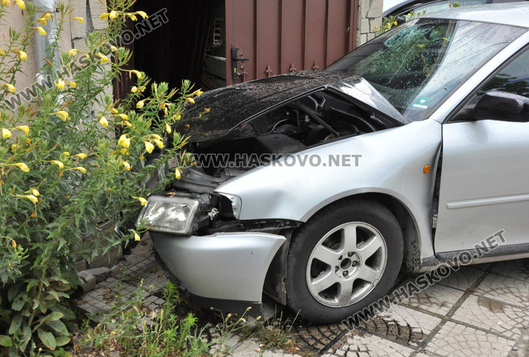 Отнето предимство прати две коли в къща