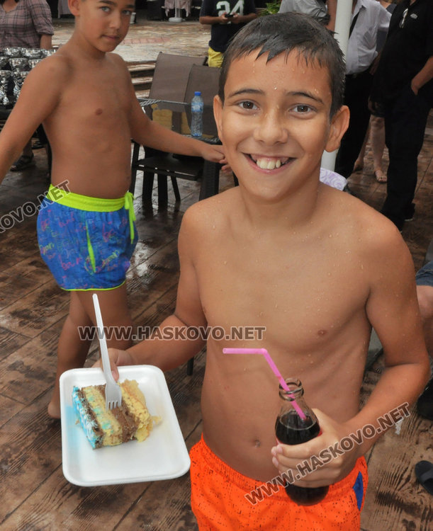 70 деца плуваха, за да покажат, че имат алтернатива пред дрогата