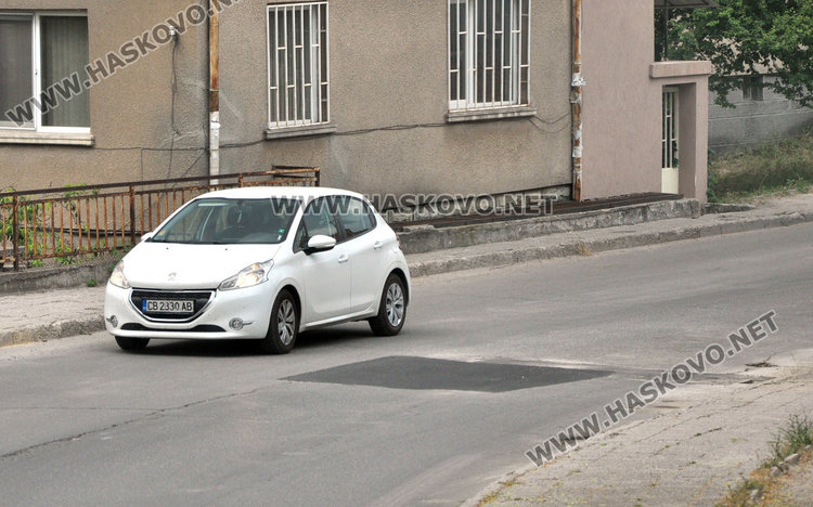 ВиК разкопа улицата зад СБА, спряха водата в района