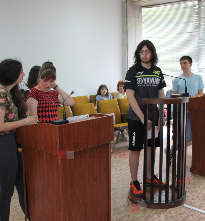 Осъдиха две непълнолетни момичета от ПМГ „Иван Вазов“ за хулиганство, после ги наградиха