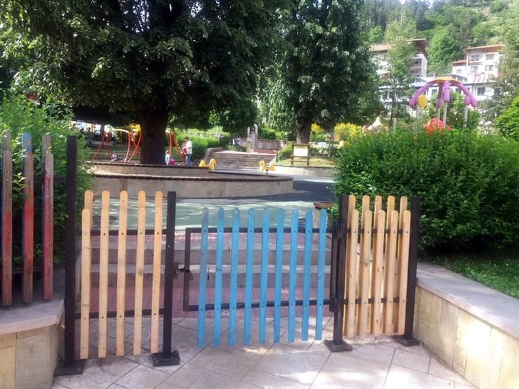 Пуснаха шадравана на Стария център, вече няма да има боклуци и невръстни "плувци"